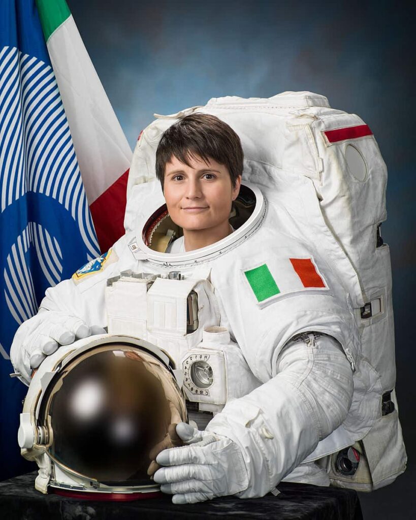 samantha cristoforetti foto ufficiale con tuta spaziale istituzionale