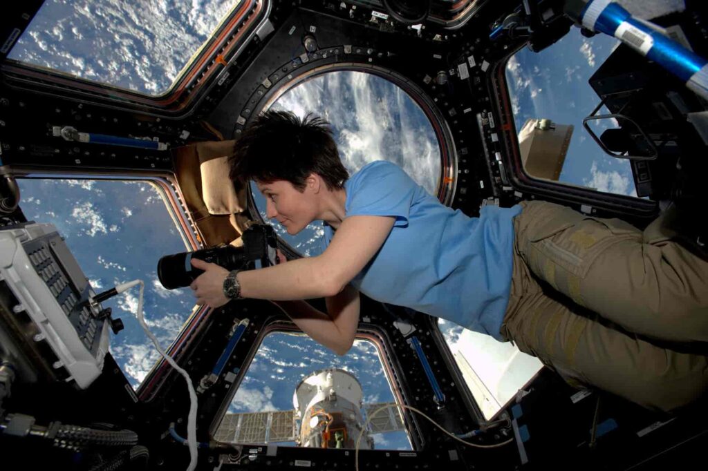 foto di samantha nella stazione spaziale internazionale senza gravità